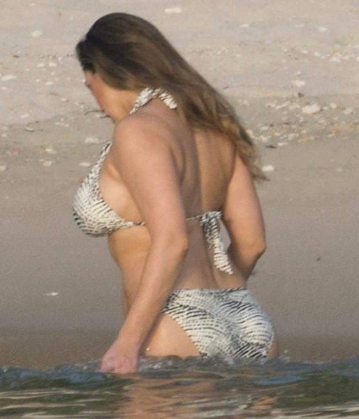 Science says that this 43-year-old model has the ideal figure!