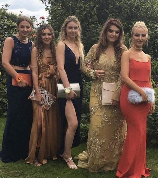Five girls pose for prom photo – Later it goes viral due to little hidden detail
